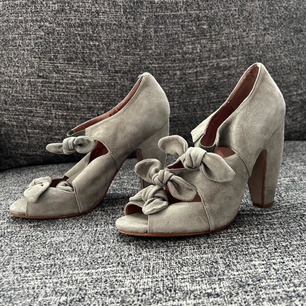 🌿 Anthropology Lucky Penny Leather Bow Peep Toe Heels 🌿